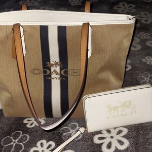 Coach Horse & Carriage Tote w /🐎 & Carriage wristlet wallet